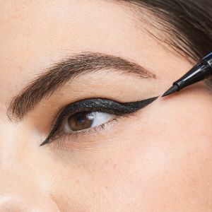 Płynny eyeliner 24 godziny Blackest Black 1,2 ml